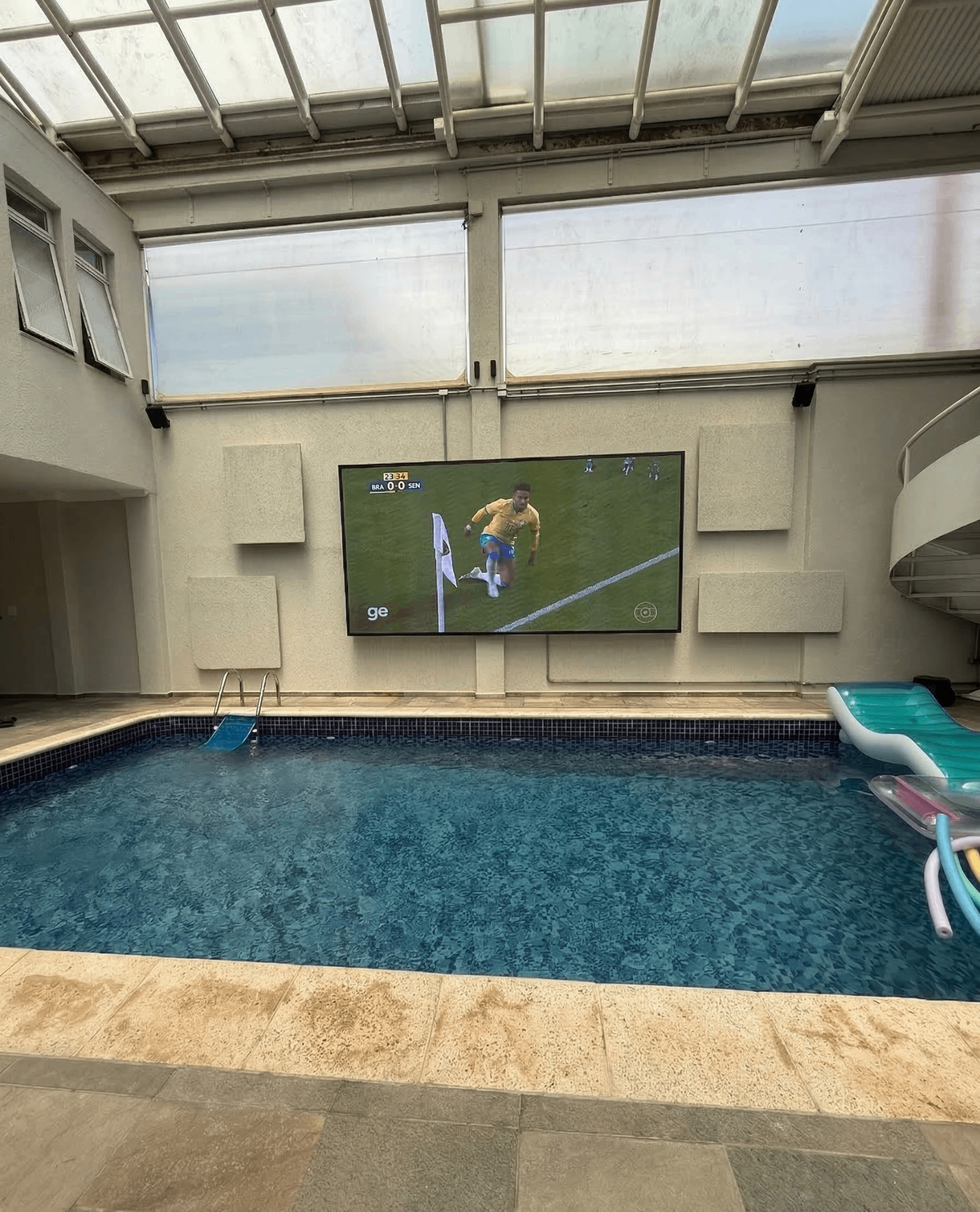 Piscina coberta com painel de LED
