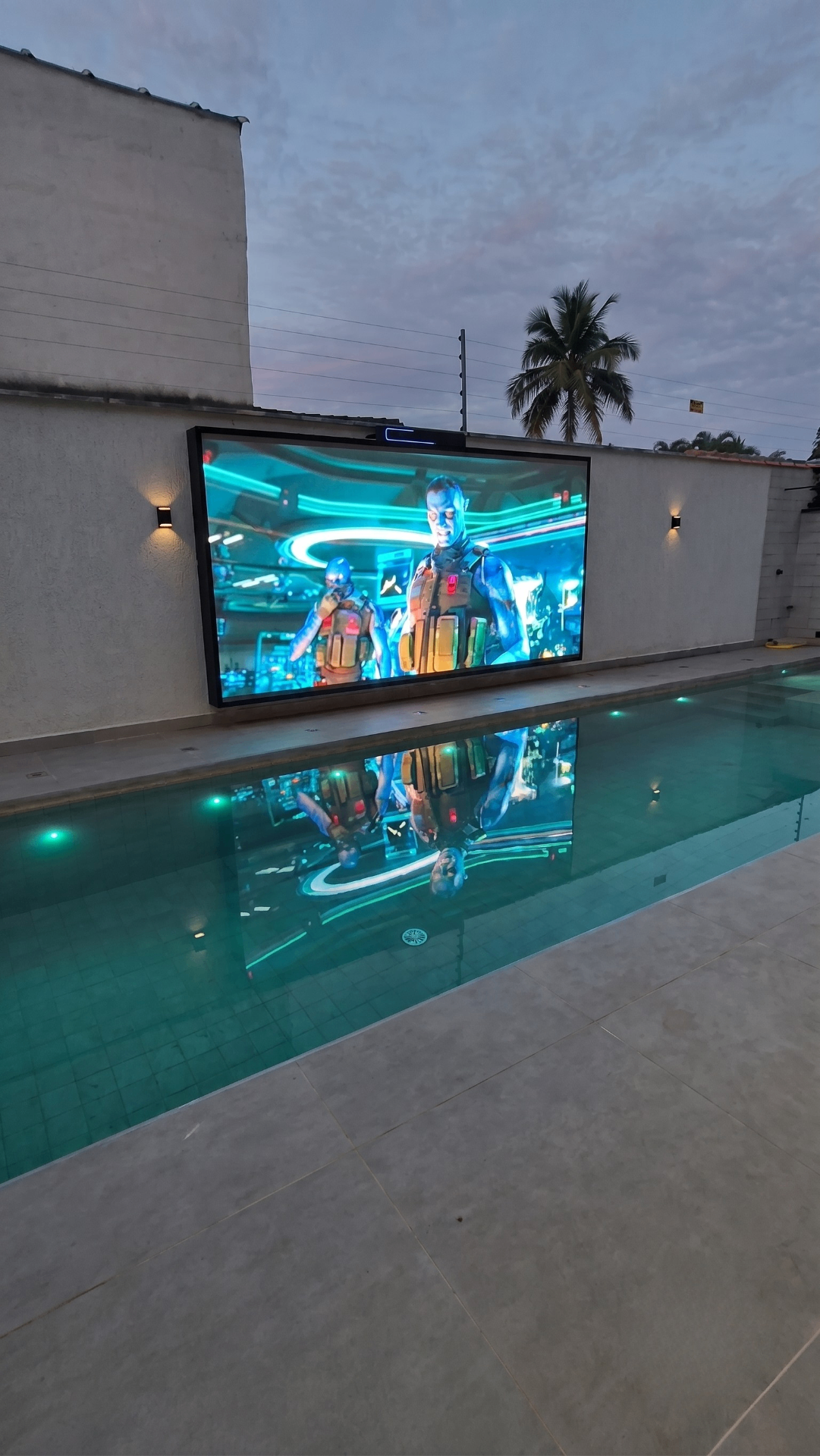Painel de LED para piscina externa noturna
