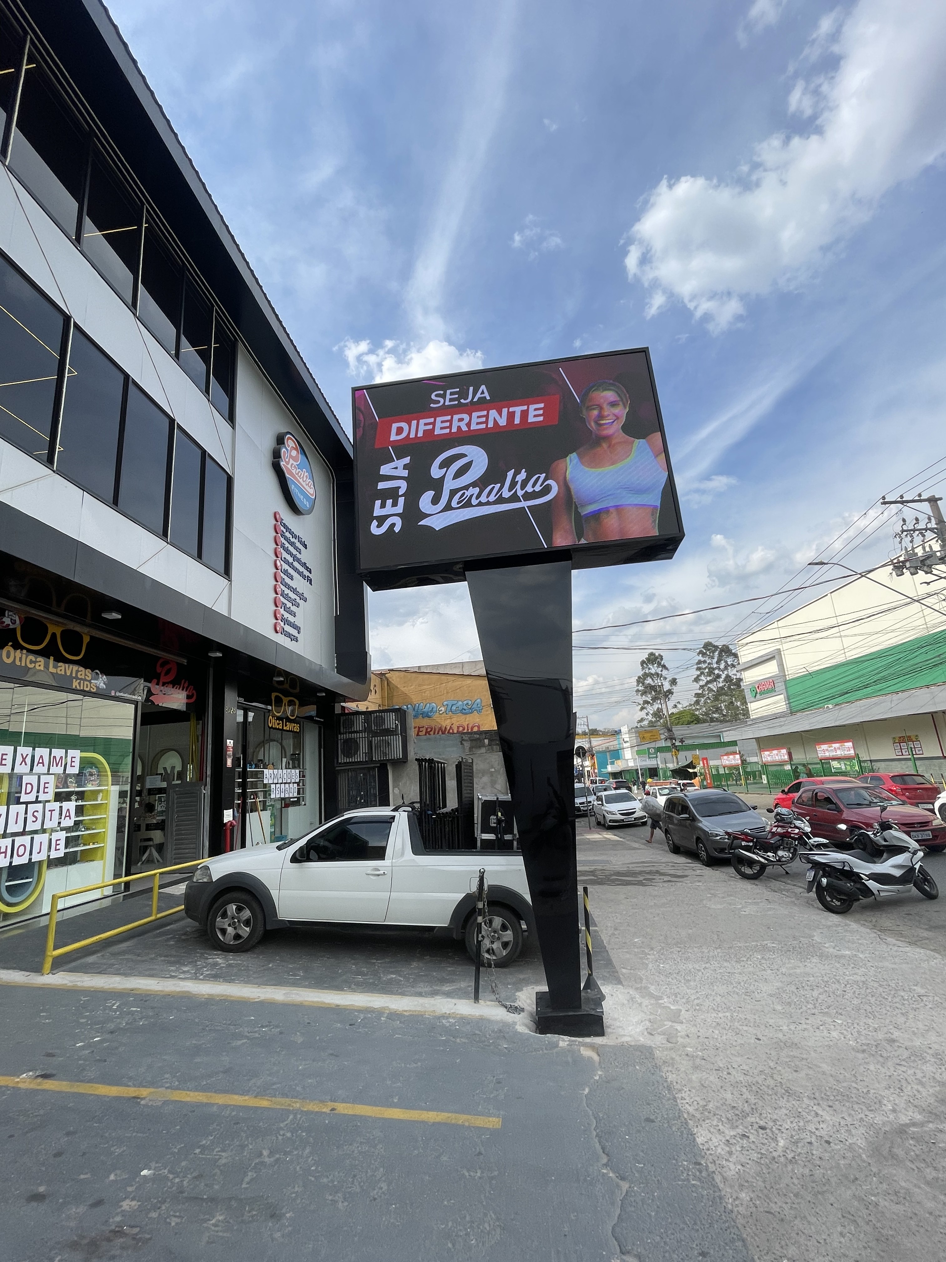 Painel de LED instalado em fachada comercial