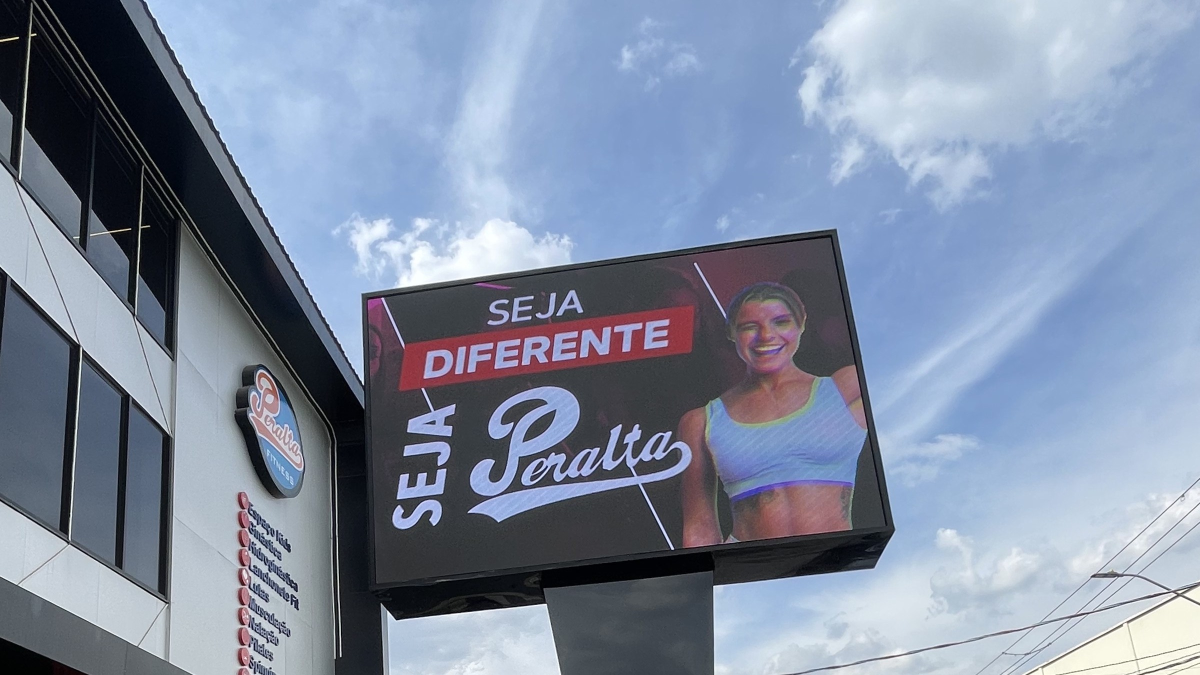 Painel de LED comercial de dupla face avaliado para instalação em fachada