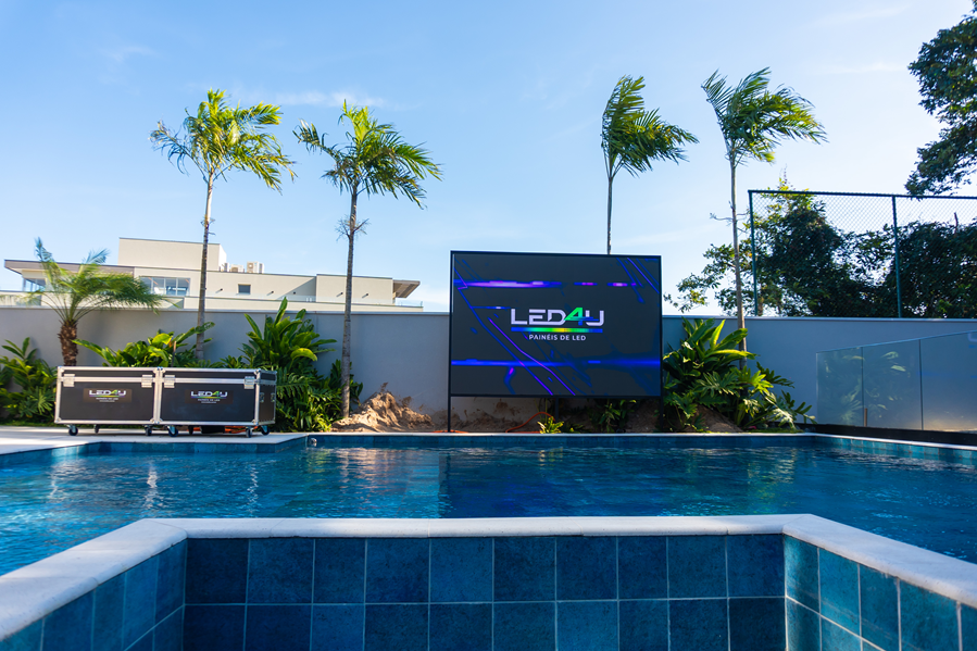 Painel de LED para área externa com piscina